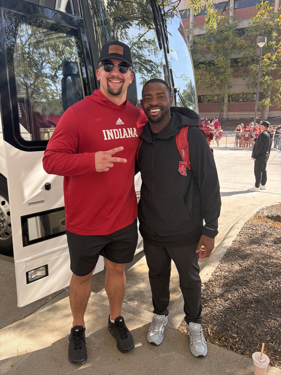 JacksonBlock17's tweet photo. Great to see big bro @CoachOjong yesterday & great win for @IndianaFootball! The best DBs coach in 🇺🇸 & an even better human, dad, husband & friend. If you’re a DB, wanna get developed on/off the field & play in the @NFL…Coach O is a no brainer! Just ask @DangeloPondss @tysoncampbell_ & several more🤷🏻‍♂️ @BPRecruitingLLC