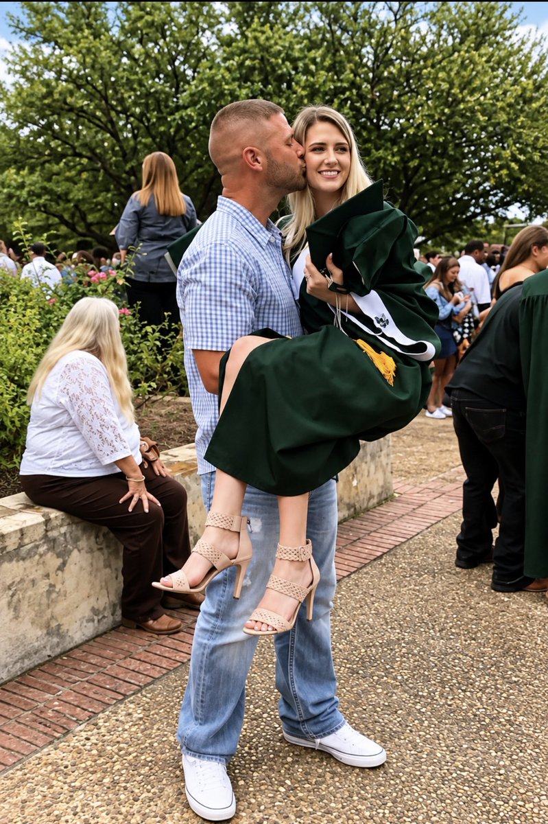 kvng_chi's tweet photo. Dad took his baby girl to his own graduation. 18 years later, he attended hers🥹❤️ https://t.co/BKrbkht4BO