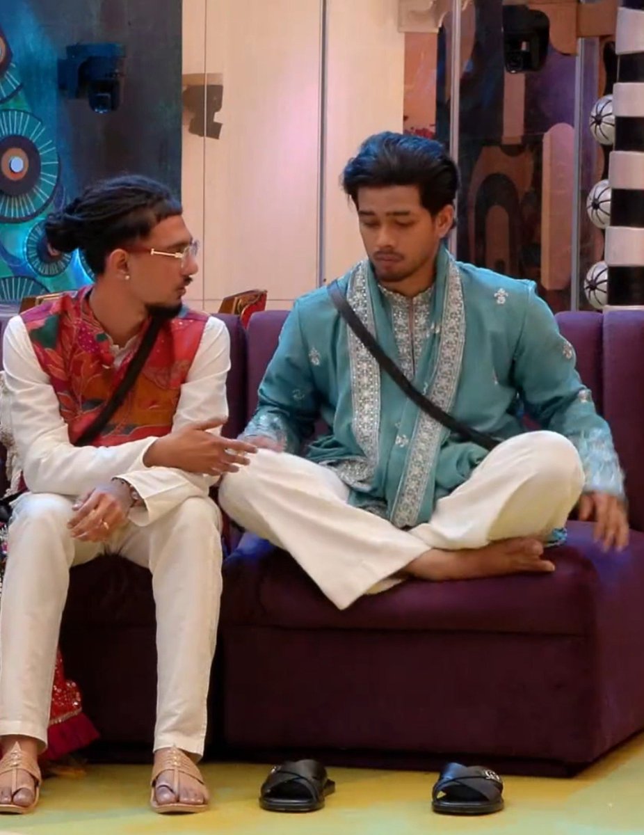 GulabiDil__'s tweet photo. Aise baithne mein galt ky h ? 🤡

#ScoutOp #BiggBoss20 https://t.co/hVcIxzlR5E