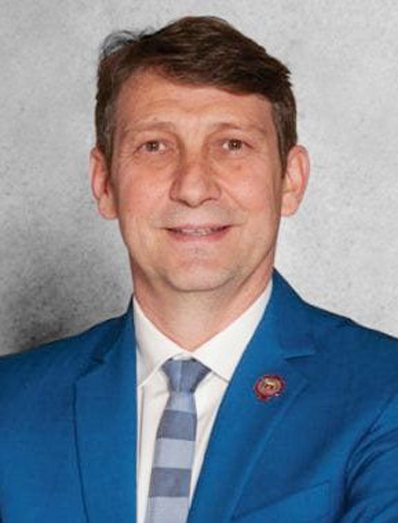 Zeky_Priest's tweet photo. Мислио сам да је Јово Бакић шампион јер је студирао 13 година. 
Међутим, зајеб'о га је Владан Кузмановић.
Тај је студирао 14 година! 🤣 https://t.co/E4rNL7jVI8