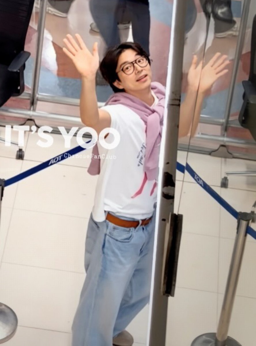 GongYooForumBr's tweet photo. 🇹🇭 Fotos lindas do Gong Yoo no aeroporto de Bangkok hoje ❤️

* Créditos aparecem nas imagens. https://t.co/bccGjYzMZS