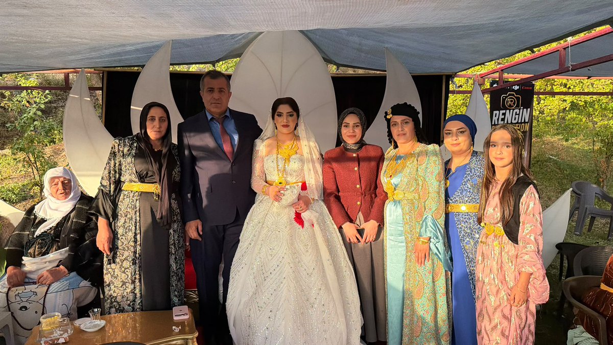 Akkadin_Hakkari's tweet photo. AK Parti İl Kadın Kolları Başkanımız Sayın @GunesHyv ve yönetim olarak Jiyan &amp; Harun’un düğün törenine katılarak genç çiftimizin mutluluğuna ortak olduk.

Genç çiftimize bir ömür boyu sevgi, huzur ve mutluluk diliyor, her iki ailemizi de gönülden tebrik ediyoruz. https://t.co/Bjs3moCMAp