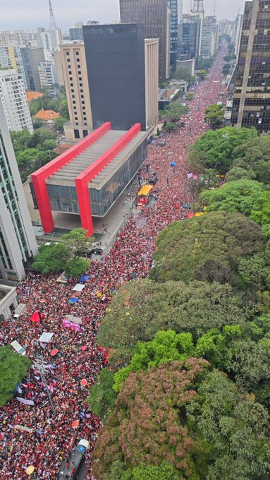 stagepopbr's tweet photo. A JUVENTUDE E A CLASSE TRABALHADORA LOTARAM A AVENIDA PAULISTA. https://t.co/FB4amhDY20