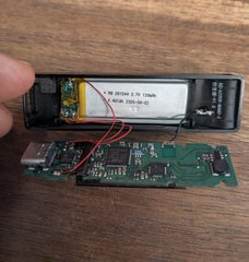 AltcoinsFrance's tweet photo. Certains nous ont littéralement insultés suite à notre dernière publication concernant les problèmes de sécurité chez Ledger, alors que des appareils potentiellement compromis ont également été signalés en Europe.

Le problème ne se limiterait donc pas à l'Asie.

@0xJohannes_ affirme avoir acheté son Ledger il y a quelques semaines dans une boutique physique, auprès d'un revendeur officiel en Europe.

En ouvrant l'appareil, il aurait découvert un implant matériel non autorisé, avec des câbles qui n'ont absolument rien à faire dans un Ledger d'origine.

Plus inquiétant encore, il s'agirait d'une ancienne version de cet implant, alors que les versions plus récentes seraient davantage dissimulées derrière l'écran.

Des cas sont désormais signalés en Asie, en Amérique du Sud et en Europe, même si tous restent à confirmer indépendamment.

Le problème est donc potentiellement bien plus large qu'un simple incident chez un revendeur asiatique.