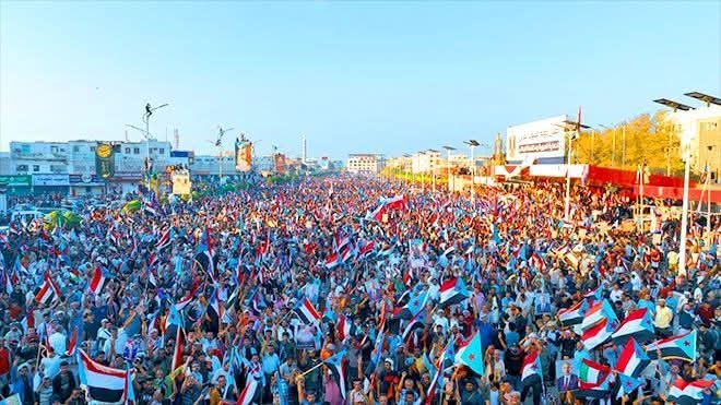Al___awlaqi's tweet photo. وقوفنا ضد سياسة #السعودية وتدخلاتها غير المقبولة في #الجنوب مثل ما حدث في حضرموت مثلا، لا يعني بالضرورة أننا نقف إلى جانب الحوثي

هذه المعادلة البسيطة التي لا يريد البناكسة ومن لفّ لفّهم استيعابها وفهمها

فالعالم تجاوز التفكير التقليدي ولم يعد ينظر إلى الأمور بمنطق الأبيض والأسود https://t.co/b6Zcb2T36G