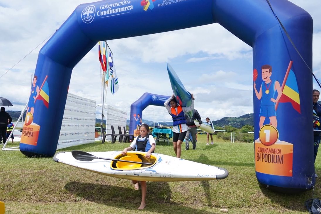 JorgeEmilioRey's tweet photo. Cundinamarca tiene una gran tradición en deportes náuticos como vela, canotaje y slalom. Hemos sido sede del Campeonato Nacional de Slalom y nuestros deportistas han conquistado medallas en competencias nacionales, Juegos Bolivarianos y Centroamericanos. Esa tradición la mantenemos viva a través de cuatro escuelas de formación en Nimaima (Tobia), Guatavita, Sesquilé y Gachalá.

Son más de 200 jóvenes que practican estas disciplinas y que ahora cuentan con nuevos implementos para sus entrenamientos. Con una inversión superior a $700 millones entregamos kayaks, canoas, palas, cascos, chalecos salvavidas, boyas, un bote a motor de seguridad y otros elementos para mejorar sus condiciones de práctica.

De estas escuelas han surgido deportistas como Angie Ximena Rodríguez, quien hoy hace parte de la Selección Colombia. Si vives en alguno de estos municipios o sus alrededores y quieres practicar deportes náuticos, puedes vincularte a través de los institutos de deportes o directamente en las alcaldías municipales. Desde @Indeportes buscamos que más jóvenes tengan la oportunidad de desarrollar su talento en estas disciplinas.