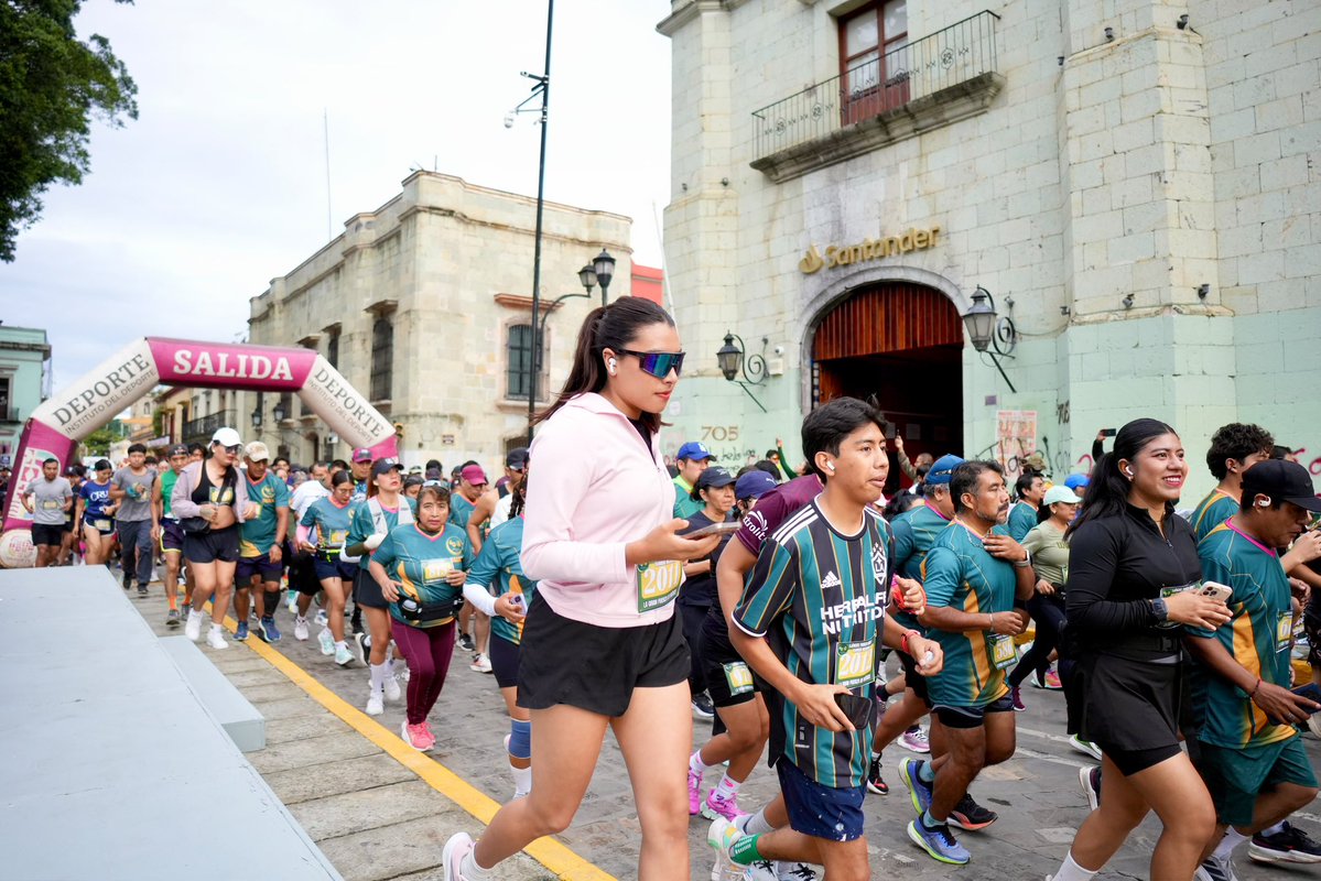 salomonj's tweet photo. Esta mañana, en Oaxaca de Juárez, se vivió con gran entusiasmo la Carrera Atlética 10K, realizada para conmemorar los 60 años del Plan DN-III-E. 🏃🏻‍♀️🏃🏻‍♂️🇲🇽

Mi reconocimiento a las mujeres y hombres del Ejército Mexicano, que durante seis décadas han estado presentes para auxiliar a la población en situaciones de emergencia y desastres naturales.

Gracias a todas y todos los que participaron en esta actividad deportiva. ¡Que tengan un feliz domingo!