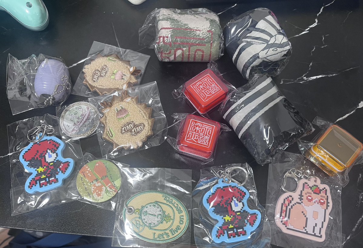 cp24568's tweet photo. ガチャお目当てゼロで泣き😭😭😭😭😭😭😭😭😭😭ピンズ欲しかったああああ
俺に財力があればもっと行けたのに！ https://t.co/F41KLgyVtv