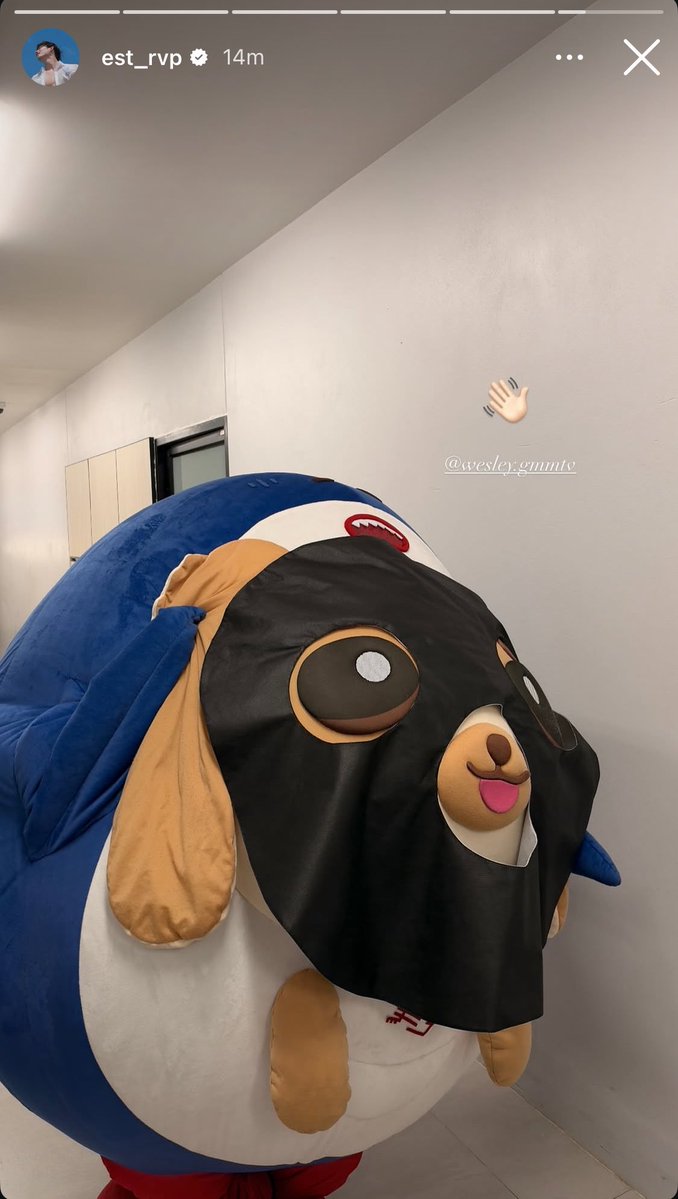 harxeuphoria's tweet photo. papa est took photo of wesley with mask 🤣🖤

EST WESLEY GLOW TOGETHER 
#SkinEditorFMFxEstWesley #est_rvp https://t.co/NYn5qBc2yg