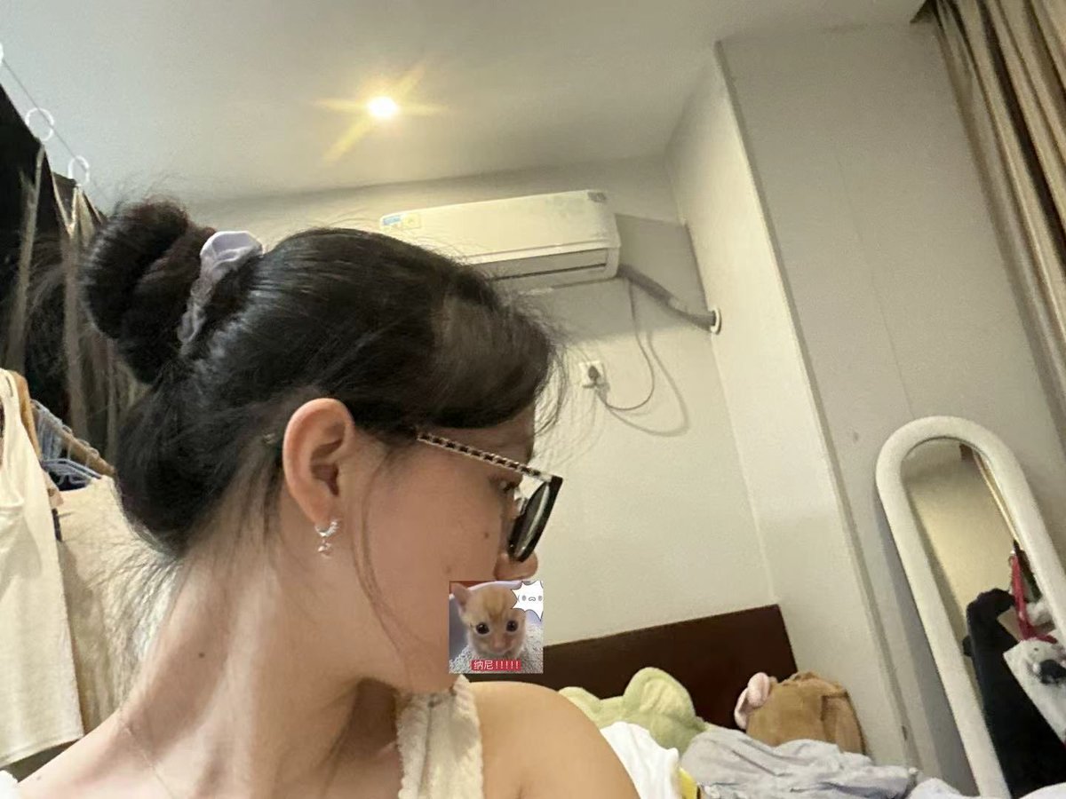 OOvrTlRspl93778's tweet photo. 洗完澡给自己扎了个很萌的丸子头 突然想起来高中的时候爱漂亮每次洗完头都在头顶扎个丸子再睡觉 这样第二天睡醒把头发��下来就是卷卷的扎高马尾很好看 现在居然都已经大四了..刘海的头发也越来越少了……. https://t.co/scGo9h0i8C