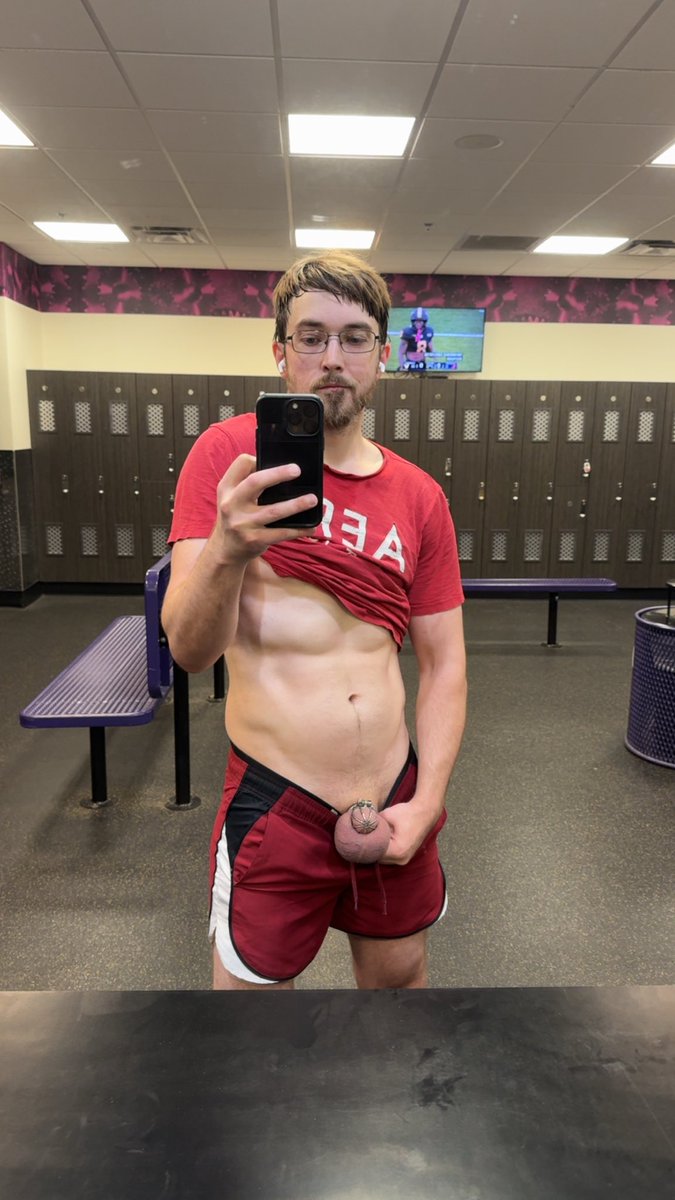 Lockedboy130's tweet photo. Locked for 6+ years so a mid workout is normal for this boy. And a post workout ass pic from the showers to show off the past 10 months of gym progress!

#Chasity #Gay #GayChastity #CageCheck #LockedBoy #TeamLocked https://t.co/A0jTRYNfqh
