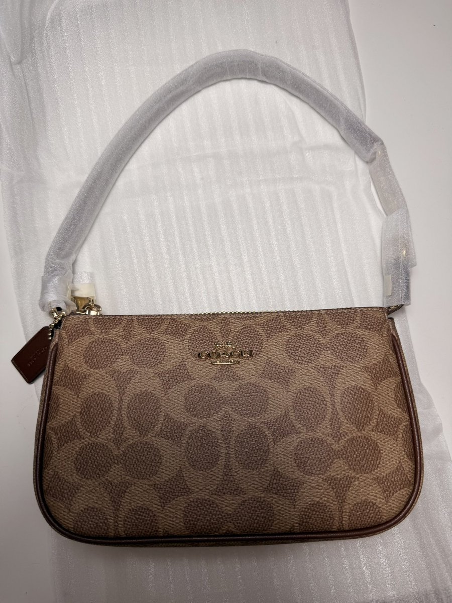 kmpfglsh's tweet photo. Coach Nolita 19 Signature Canvas
สี Brown/Tan
ขนาด: 19cm (L) x 11.5cm (H) x 5cm (W)

มือ1 แท้ 100%จากอเมริกา
ช่องใส่การ์ด 2 ช่อง
มีซิปด้านบน ซับในผ้า
หูหิ้วยาว 16cm
ใส่โทรศัพท์ กระเป๋าตังได้

📦ราคา 4190บาท ส่งฟรี

#ส่งต่อกระเป๋ามือ2 #กระเป๋ามือ2 https://t.co/fxrCnY2FZN