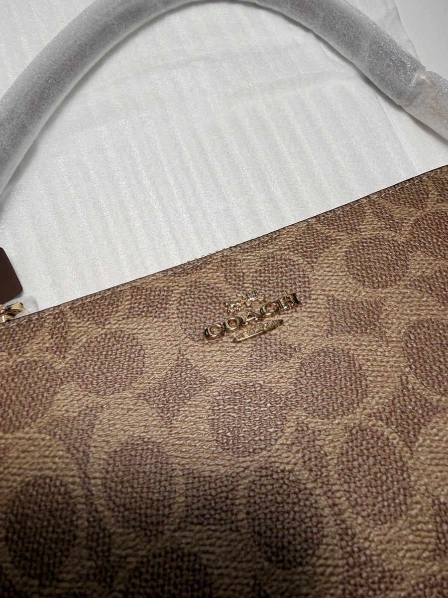 kmpfglsh's tweet photo. Coach Nolita 19 Signature Canvas
สี Brown/Tan
ขนาด: 19cm (L) x 11.5cm (H) x 5cm (W)

มือ1 แท้ 100%จากอเมริกา
ช่องใส่การ์ด 2 ช่อง
มีซิปด้านบน ซับในผ้า
หูหิ้วยาว 16cm
ใส่โทรศัพท์ กระเป๋าตังได้

📦ราคา 4190บาท ส่งฟรี

#ส่งต่อกระเป๋ามือ2 #กระเป๋ามือ2 https://t.co/fxrCnY2FZN