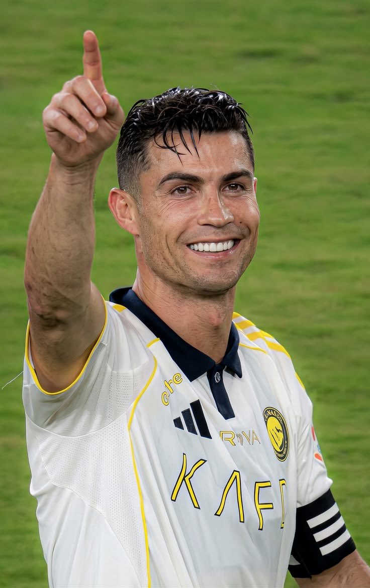 extratimehub5's tweet photo. Let me post Ronaldo and see if I will have any likes as when I posted Messi https://t.co/6lyaVLyHN4