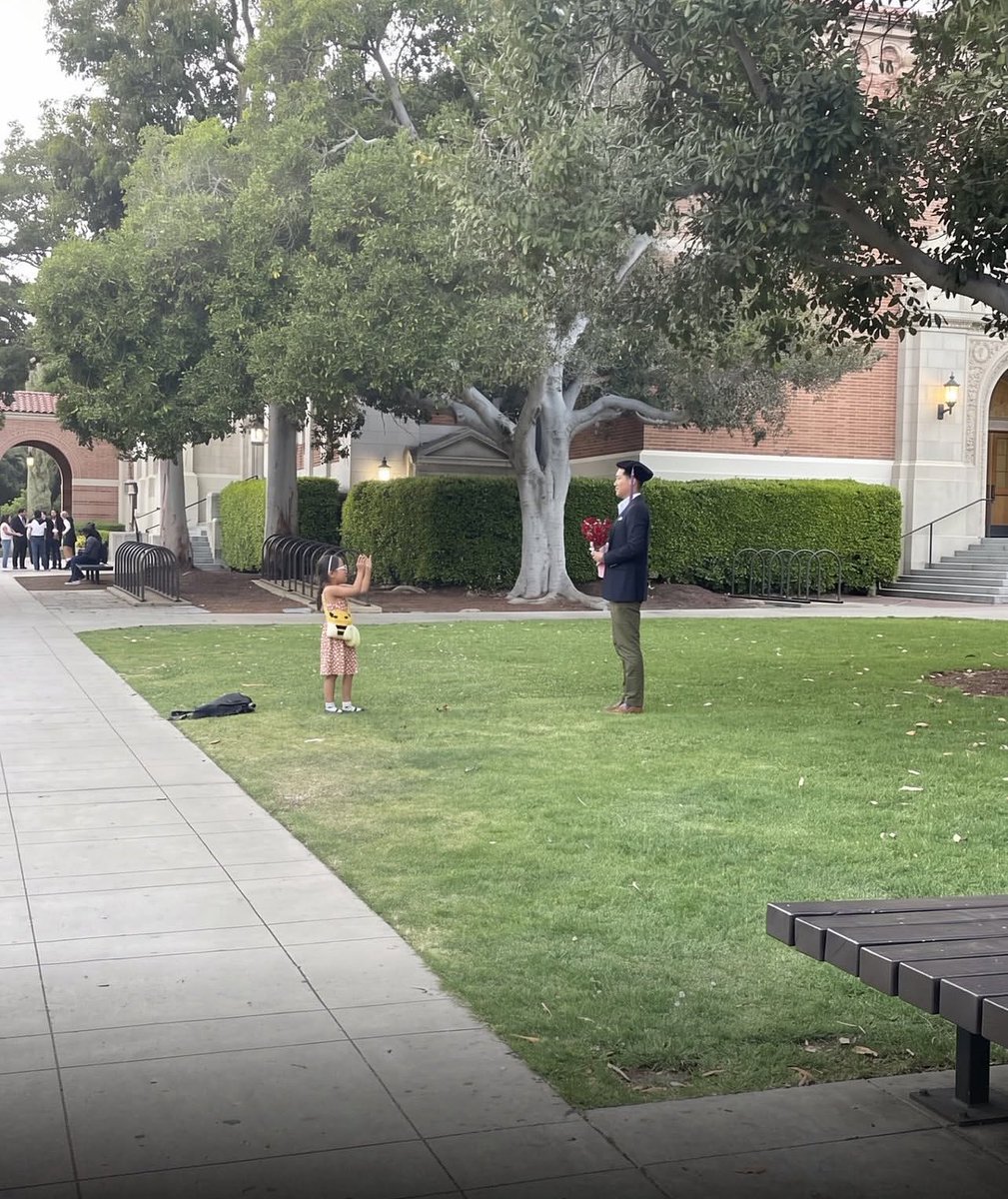 Averysurge's tweet photo. Proud daughter takes pictures of her dad who had just graduated 👨🏻‍🎓🥹❤️‍🩹 https://t.co/IZ1Ka0Ix32