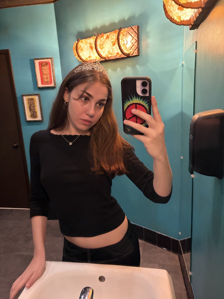 oliviaaelaine's tweet photo. #25 tomorrow ☮️🌈♎️🌺 thank u life https://t.co/kO2wRT5GNm