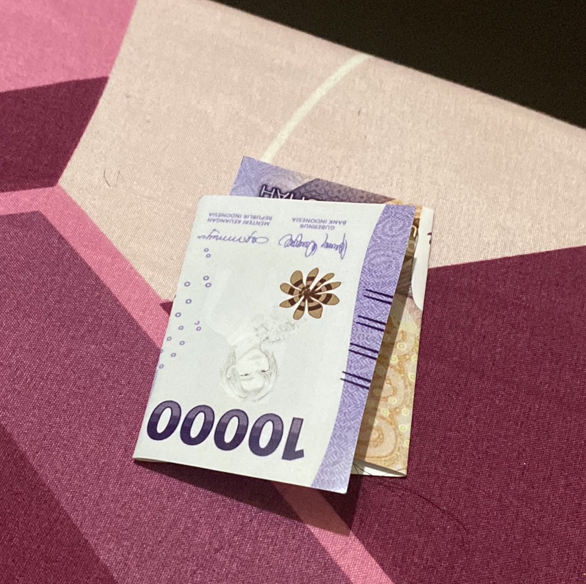 mokurooan's tweet photo. GWE PIKIR GWE NEMU DUIT TERNYATA FREEBIES 🤗 gw udh kek “anjay 10k besok beli batagor” preng ternyata dibuka muka istriku 🤗 https://t.co/eSpBHVNsPY