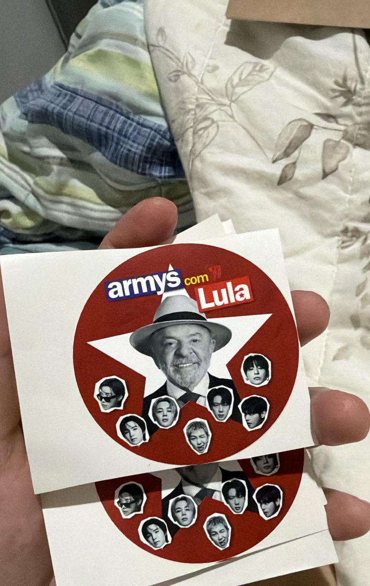 BTSProjectBR's tweet photo. Distribuímos adesivos hoje na MASP, quem pegou? 

ARMYS COM LULA https://t.co/9W0VjXNBVd