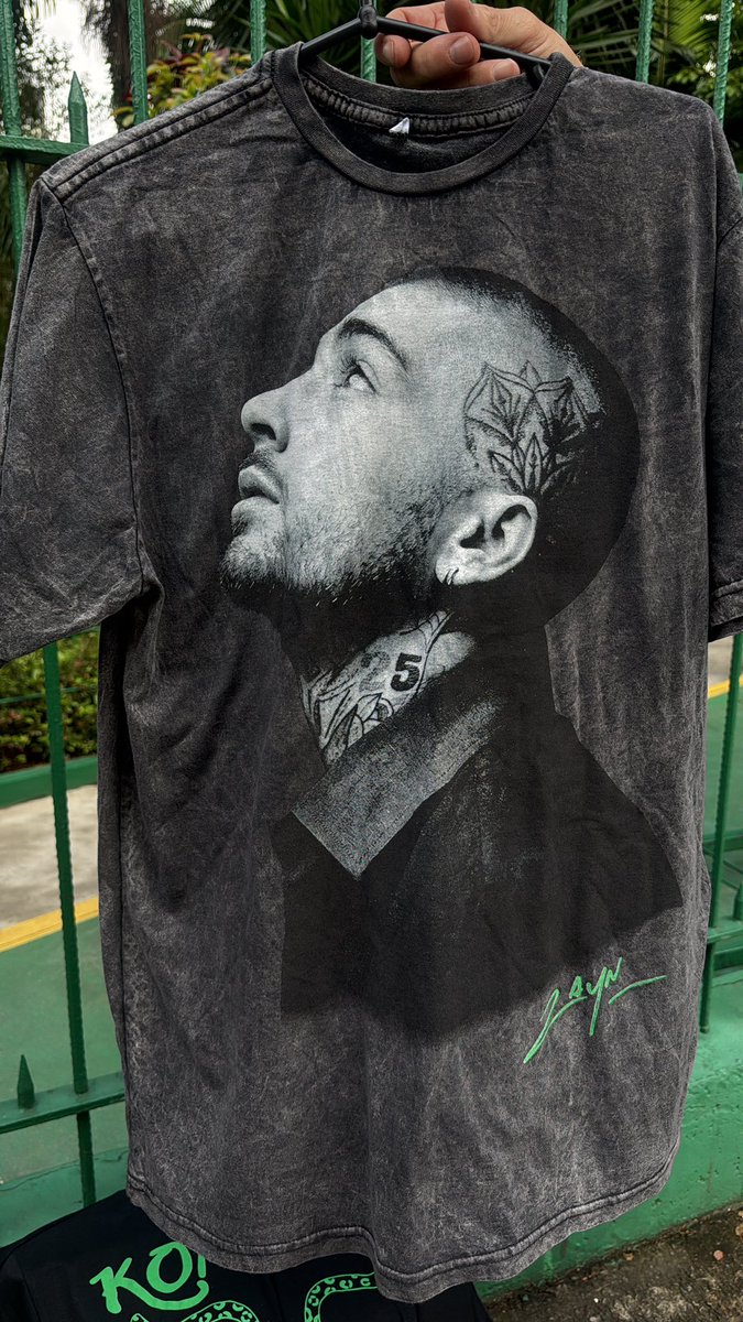 jaquewhys's tweet photo. Tô apaixonada pela camiseta do zayn que comprei no camelô, eles arrasaram muito, tanto que no final do show não tava rolando muito saldão por justamente está vendendo horrores, um cara disse pra mim e para minhas amigas que faturou 7 mil https://t.co/km7EtpU7Ts
