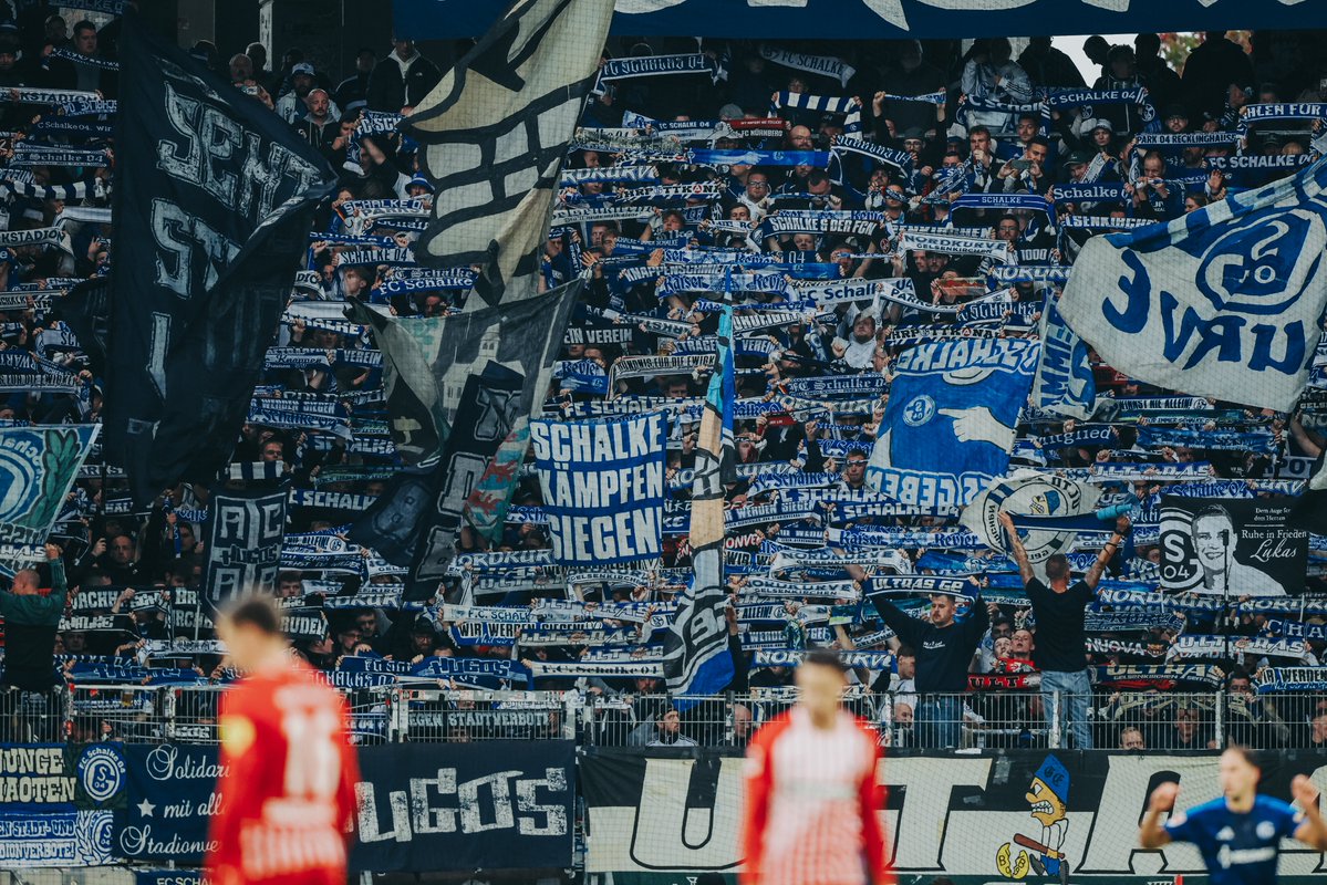 s04's tweet photo. Rein in Halbzeit 2⃣ NUR DER S04!

⏱️ 46' | #SCFS04 1:1 | #S04 https://t.co/3KtxNws9Bk