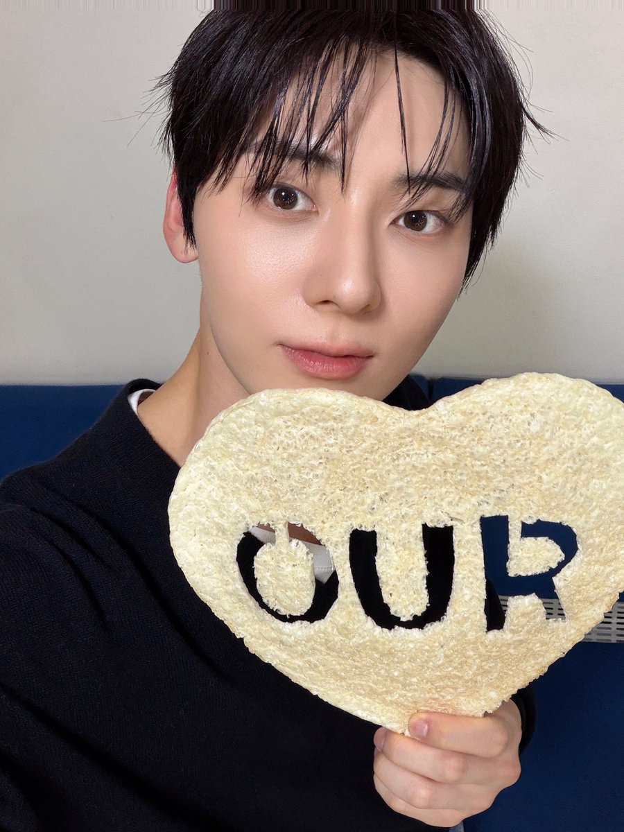 HHD__0's tweet photo. 연습 끝나고 힘들텐데 장문 ㅠ #황민현
황도들이 존재하는 곳에서의 무대는 여전히 저한테는 행복이자 기쁨이고 원동력이기도 합니다.
다른 어떤 것을 위해서가 아니라 황도들이 봐주니까, 들어주니까, 옆에 있어주니까 노래하고 춤 출 수 있게 되는 어떤 말로 설명하기 힘든 힘이 생겨나는 것 같아요 https://t.co/Kr8tkWN8si