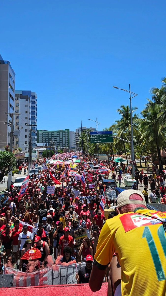 shosholozaaa's tweet photo. maceió, que aula de manifestação! 🤩

A CIDADE AVERMELHOU.

parabéns ao movimento estudantil, CAs, diretório acadêmico, coletivos, à juventude e a classe trabalhadora!

MACEIÓ TÁ COM LULA! 🌟❤️

📸@/pvzitow https://t.co/CtxbYy2Iqv