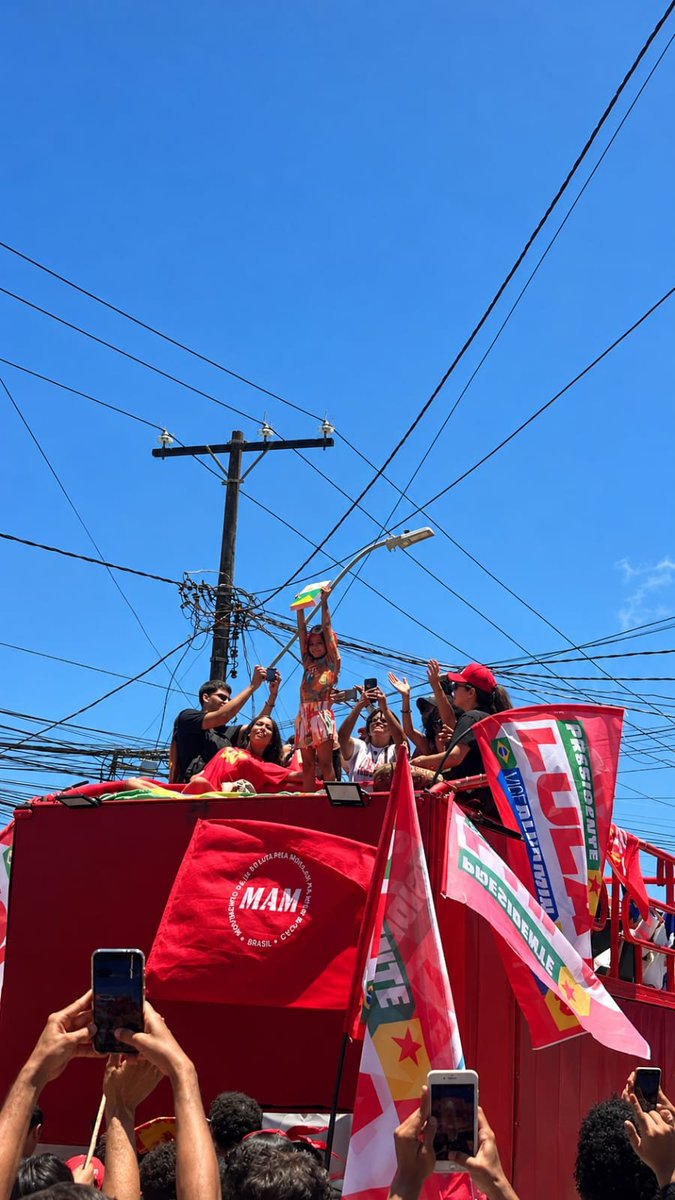 shosholozaaa's tweet photo. maceió, que aula de manifestação! 🤩

A CIDADE AVERMELHOU.

parabéns ao movimento estudantil, CAs, diretório acadêmico, coletivos, à juventude e a classe trabalhadora!

MACEIÓ TÁ COM LULA! 🌟❤️

📸@/pvzitow https://t.co/CtxbYy2Iqv