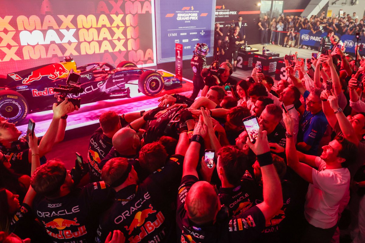 F1's tweet photo. That special Singapore glow 💖

Always spectacular 🎆

#F1 #SingaporeGP https://t.co/iOX2EPxGRM