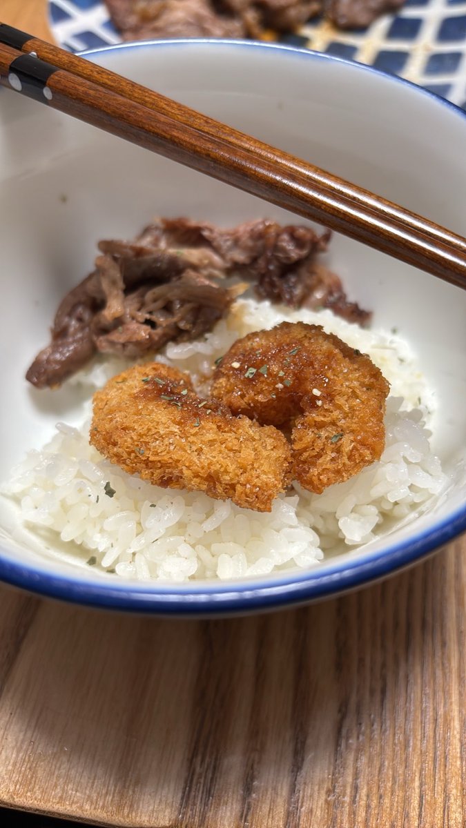 usochicken's tweet photo. 無事に終わり
バラしをし
打ち上げで散々食って飲んだ🍻
（0次会→1次会→2次会）
だけど帰ってくると腹が減るんだよなぁ…🍚
#バジル #コリアンダー #ガーリック #塩
この組み合わせ最強に美味いご飯になるのw😋 https://t.co/qGor1GrcrS