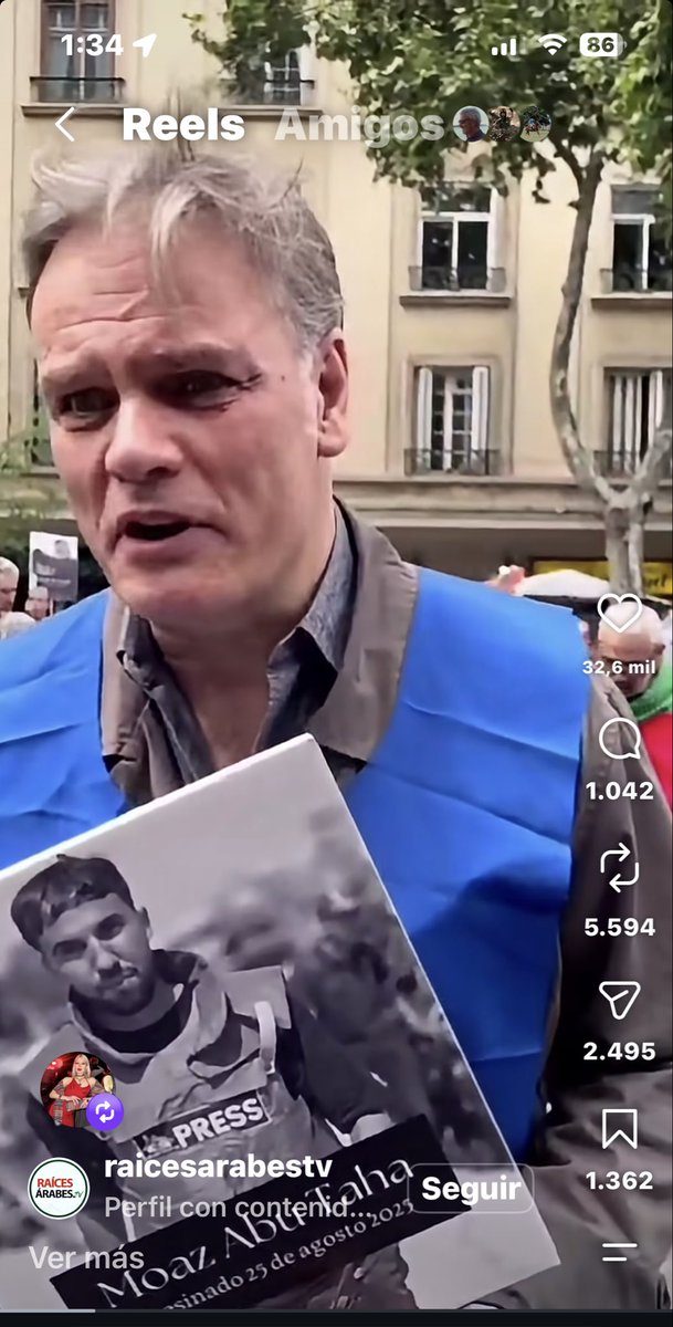 asteinsapir's tweet photo. Como no iba a estar el antisemita de cuna @tv_Amaro con la foto de un terrorista en la marcha pro Hamas de ayer.
El que admira bárbaros, es bárbaro. https://t.co/lCOrr7amTy