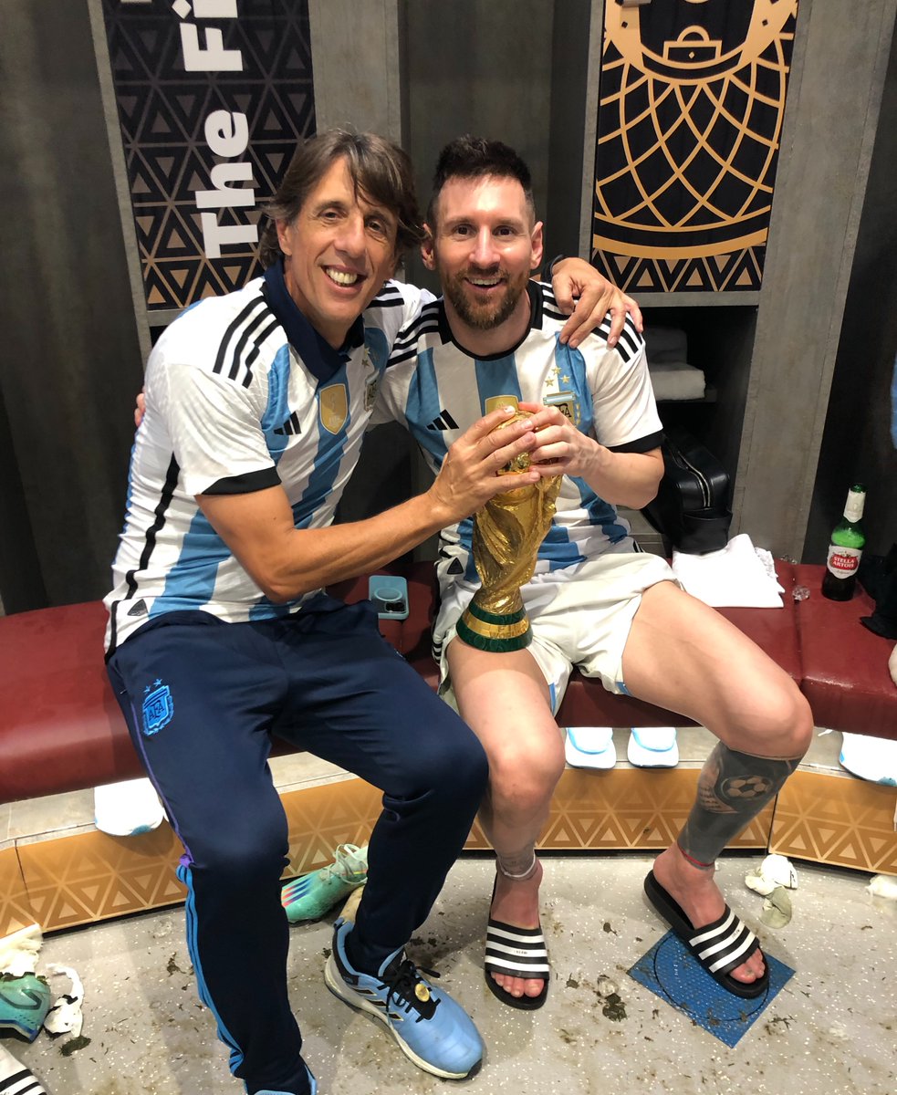 messi10_rey's tweet photo. Luis Martín🇦🇷(preparador fisico Argentina)🗣️: 10/10 no es casualidad, espere este día para agradecerte cada momento, cada instante, cada sonrisa. En cada uno de tus abrazos encontré amor, en cada salida al campo era mi lugar seguro, en tus charlas siempre había empatía y sabiduría. 

El vacío será enorme, mirar hacia mi derecha en la entrada en calor y no verte a mi lado será una situación con la que tendré que lidiar. Tuve el privilegio de poder decirte todo lo que te quiero y lo que te queremos todos los argentinos en persona. Tantos años, concentraciones, partidos, entrenamientos compartidos fueron un regalo a mi vida, que jamás hubiera imaginado. 

Solo espero haberte devuelto algo de todo lo que vos me brindaste y desearte toda la felicidad que te mereces, esa misma felicidad que les diste a millones de personas con tu magia y con tu humildad. Te voy a extrañar Leo Messi🩵