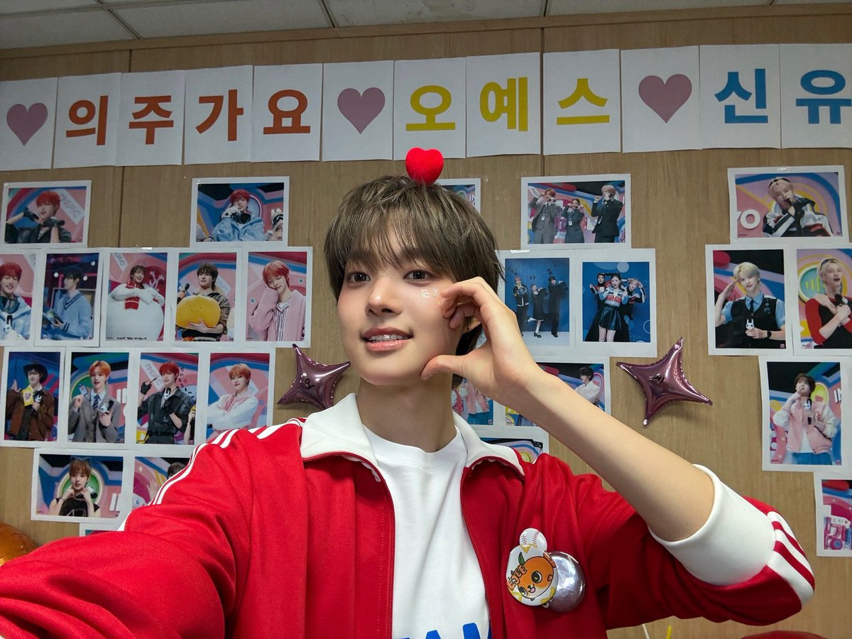 euijjooo's tweet photo. the inkigayo family put up pictures of all of euijoo’s mc concepts over time gave him a balloon that says “euijoogayo” and a card that says “the best &amp;team, oh yes, inkigayo gold medal let’s go!!!”
HAPPY 1ST ANNIVERSARY TO EUIJOOGAYO https://t.co/C81uo78g9O