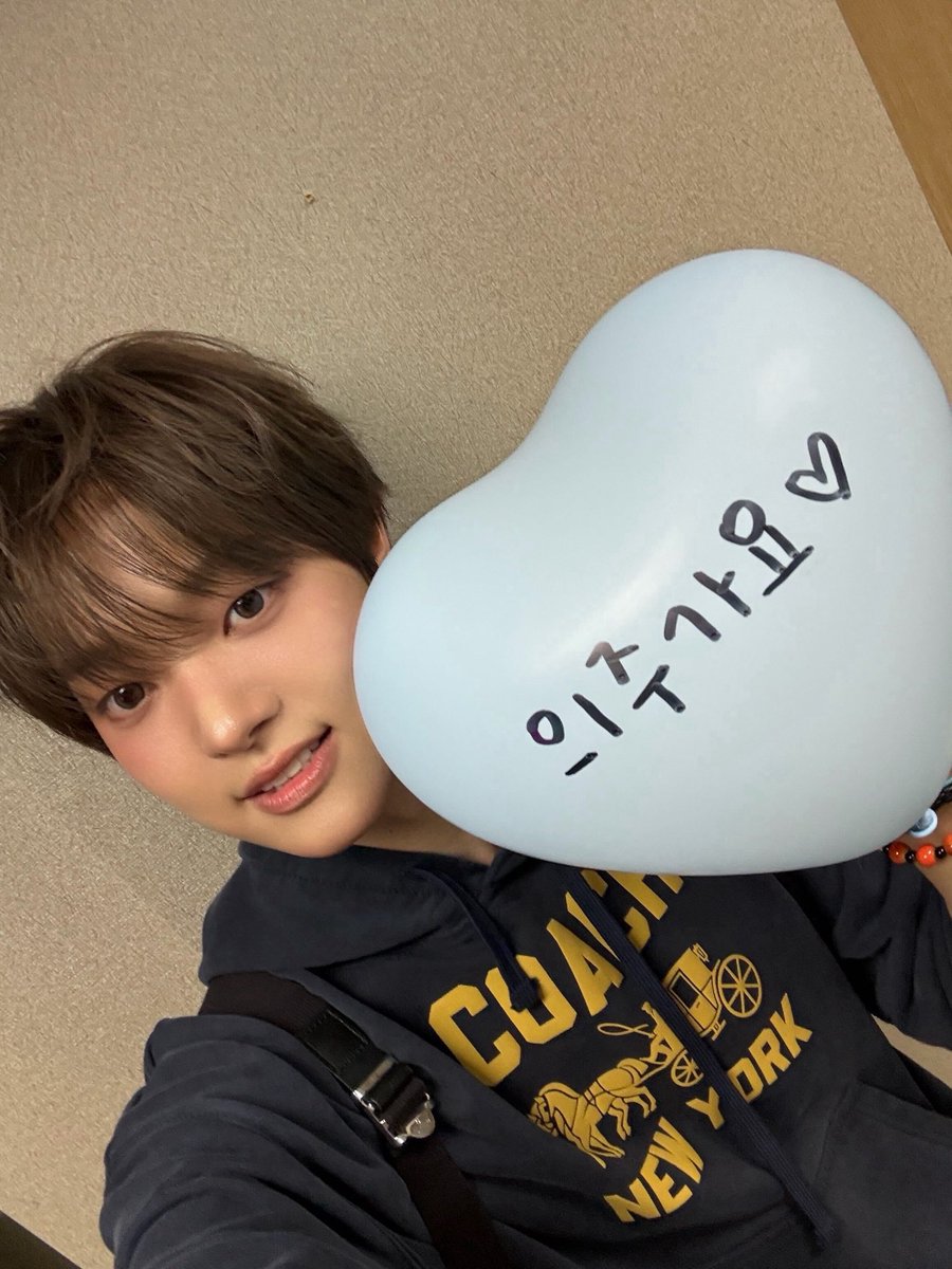 euijjooo's tweet photo. the inkigayo family put up pictures of all of euijoo’s mc concepts over time gave him a balloon that says “euijoogayo” and a card that says “the best &amp;team, oh yes, inkigayo gold medal let’s go!!!”
HAPPY 1ST ANNIVERSARY TO EUIJOOGAYO https://t.co/C81uo78g9O
