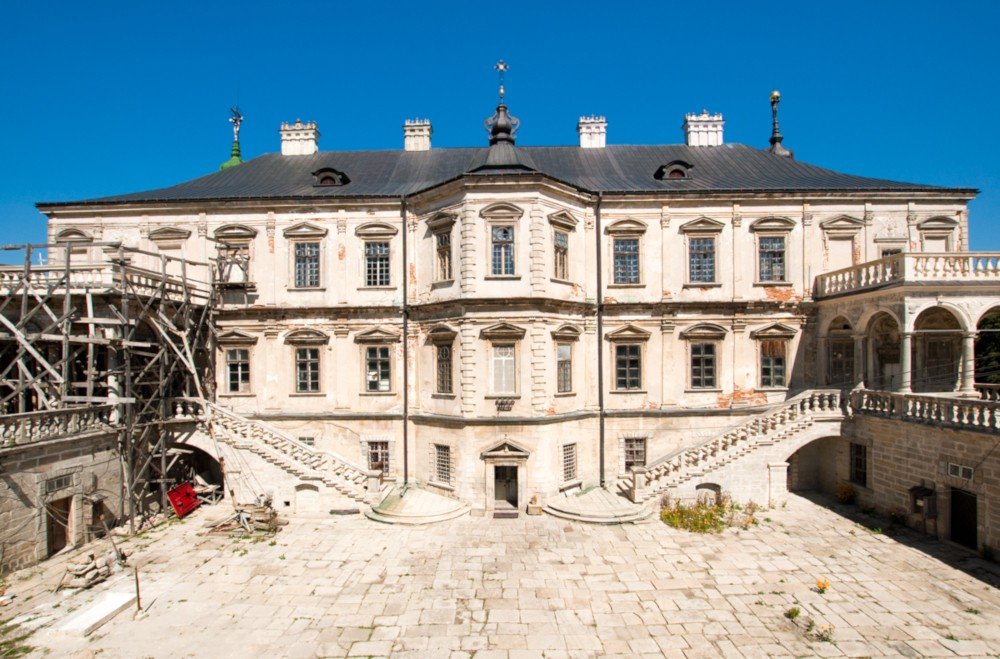 staryswiat24's tweet photo. Zamek w Podhorcach.

Wzniesiony w XVII wieku z inicjatywy hetmana Stanisława Koniecpolskiego. Słynął z bogato zdobionych wnętrz, cennych zbiorów sztuki i rozległych ogrodów. https://t.co/7rmsJk4cNP