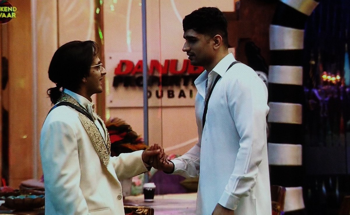 Anubhav_Memerz's tweet photo. When Nakul came inside bigg Boss house, Scout told him about #QaziTouqeer "Ye ek psycho aadmi ka bad hai"

But opposite to it, Nakul went straight to Qazi and trying to gel up with him...

Clearly it seems he like Qazi...

#BiggBoss20 #BB20 #WeekendKaVaar @HotstarReality https://t.co/8Pz65lwGlH