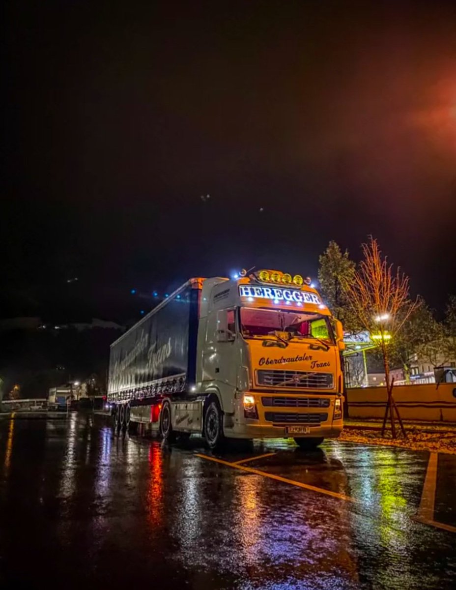 IsleMason666's tweet photo. Austrian style
#Volvo #Volvotruck #Volvotrucks #VolvoFHversion2 #VolvoFHV2 #Dieselgypsy #Oldskool #Oldskooltrucker #Oldschooler #Austria https://t.co/w2z0kcHqaT