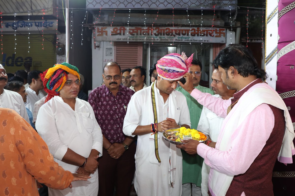 JVSinghINC's tweet photo. सर्वमङ्गलमाङ्गल्ये शिवे सर्वार्थसाधिके।
शरण्ये त्र्यम्बके गौरि नारायणि नमोऽस्तु ते॥ 

हे माँ नारायणी! आप समस्त मंगलों में परम मंगलकारी, कल्याणस्वरूपा एवं सभी मनोरथों को पूर्ण करने वाली हैं। हे शरणदायिनी माँ गौरी, आपको कोटि-कोटि नमन।
आज शारदीय नवरात्र के पावन अवसर पर राघौगढ़ के सुप्रसिद्ध रानी जी के मंदिर की झांकी में माँ दुर्गा जी की आरती करने का सौभाग्य प्राप्त हुआ।
इस अवसर पर बमोरी विधायक श्री ऋषि अग्रवाल जी सहित बड़ी संख्या में नगरवासी उपस्थित रहे।
जय माता दी!