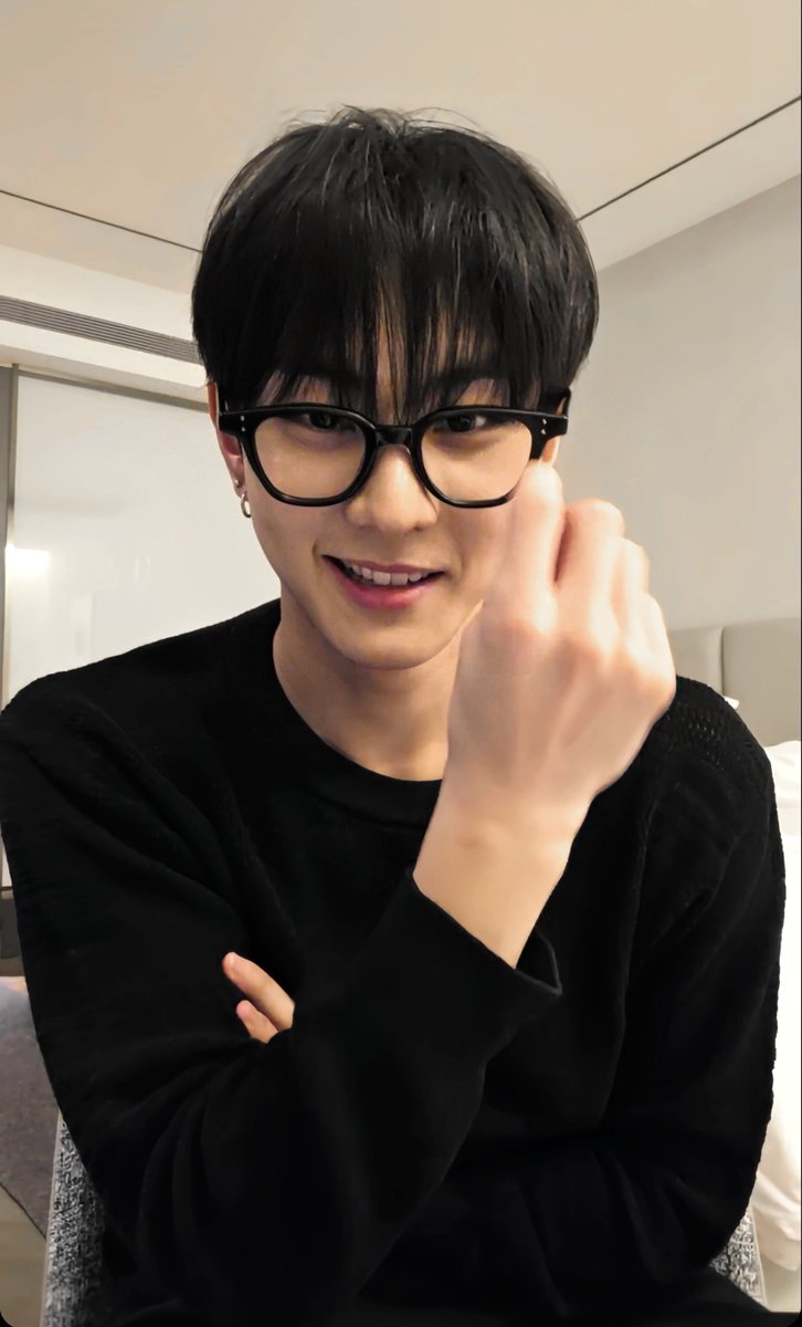 jungwon_mine's tweet photo. ilysb 🖤 https://t.co/TskCNrbl2n