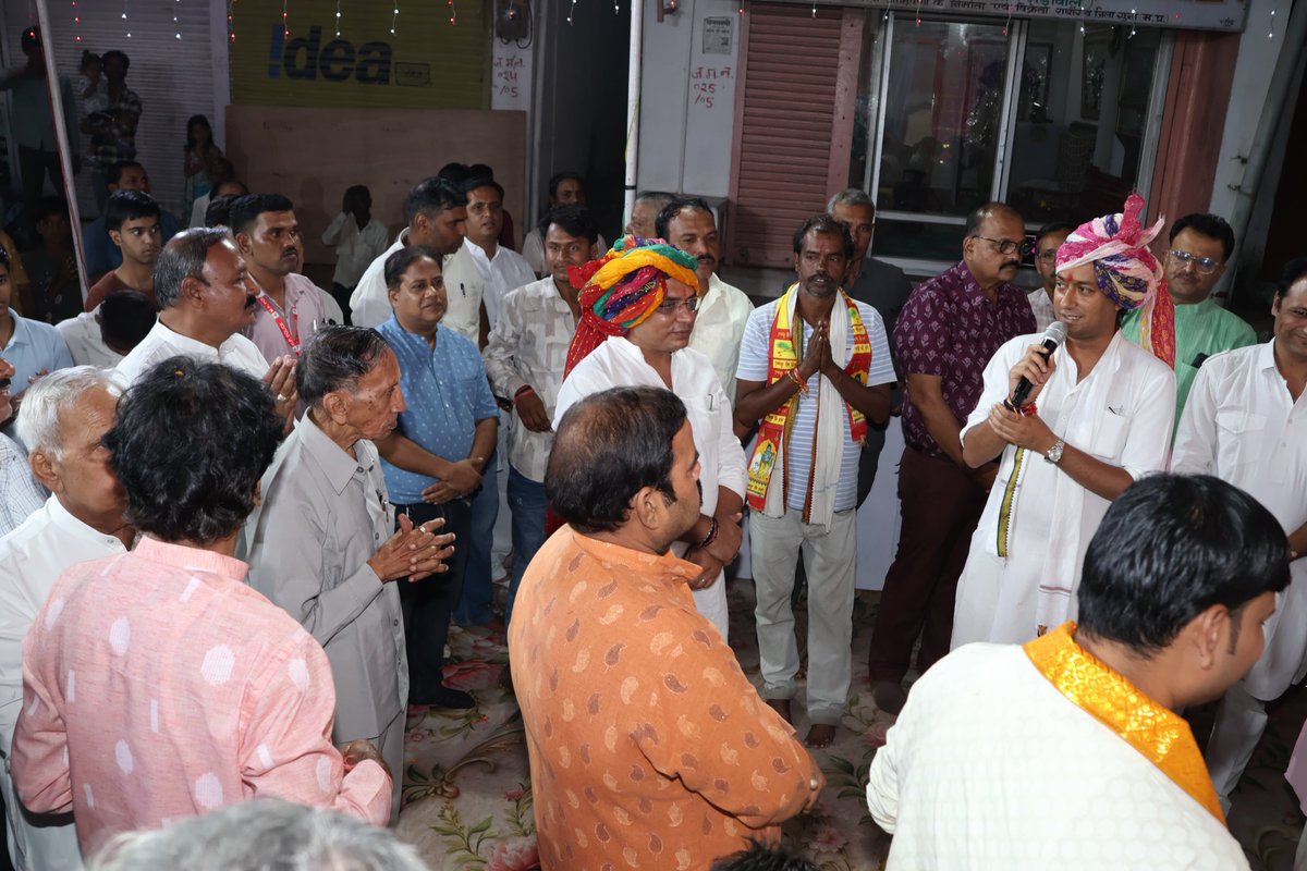 JVSinghINC's tweet photo. सर्वमङ्गलमाङ्गल्ये शिवे सर्वार्थसाधिके।
शरण्ये त्र्यम्बके गौरि नारायणि नमोऽस्तु ते॥ 

हे माँ नारायणी! आप समस्त मंगलों में परम मंगलकारी, कल्याणस्वरूपा एवं सभी मनोरथों को पूर्ण करने वाली हैं। हे शरणदायिनी माँ गौरी, आपको कोटि-कोटि नमन।
आज शारदीय नवरात्र के पावन अवसर पर राघौगढ़ के सुप्रसिद्ध रानी जी के मंदिर की झांकी में माँ दुर्गा जी की आरती करने का सौभाग्य प्राप्त हुआ।
इस अवसर पर बमोरी विधायक श्री ऋषि अग्रवाल जी सहित बड़ी संख्या में नगरवासी उपस्थित रहे।
जय माता दी!