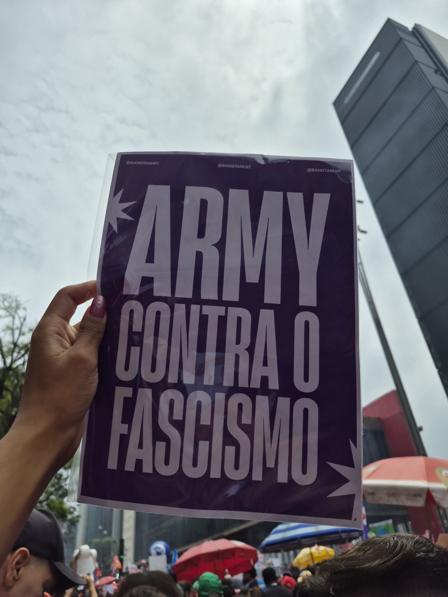 BANGTANHIIT's tweet photo. 💜🇧🇷

#FandomsNoMasp
#FandomsComLula https://t.co/3rjAnFyHfB