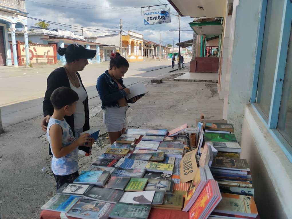 JatDpto's tweet photo. La Librería Raúl Galán de #Jatibonico un espacio activo en la Semana de la Cultura Cubana.
#SanctiSpíritusEnMarcha https://t.co/IdFKJnsu0c