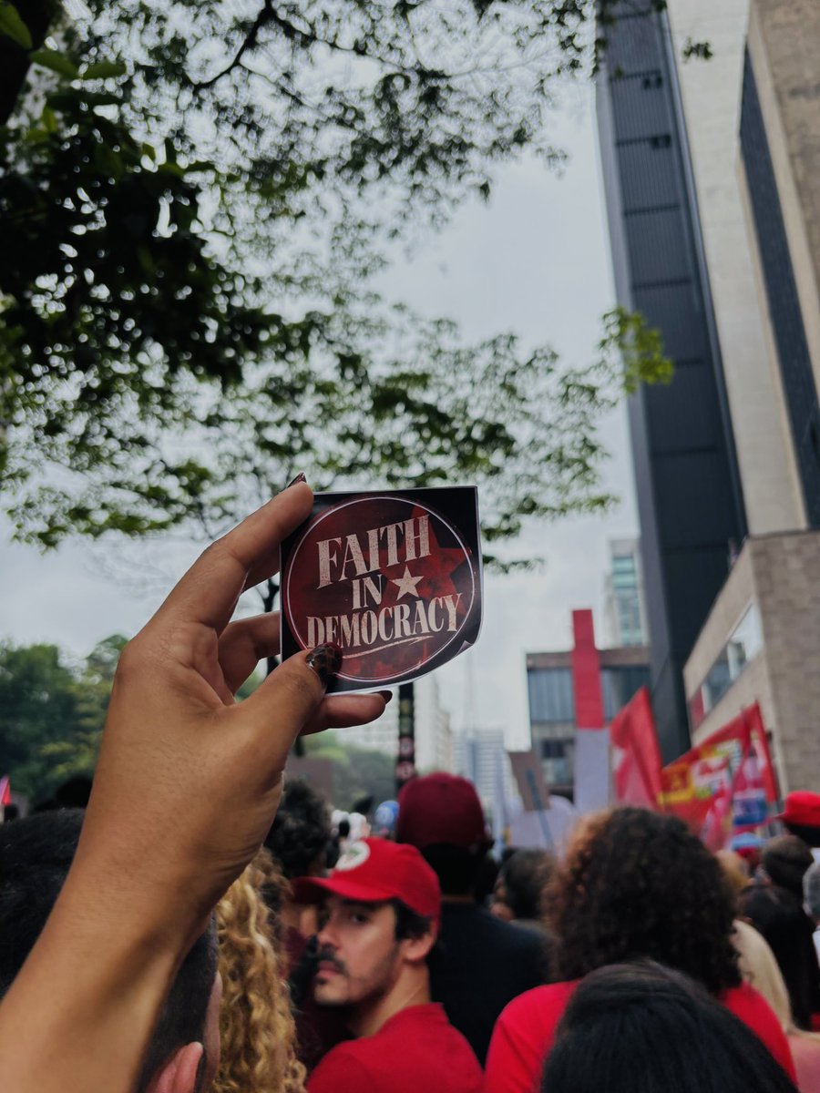 ltbrnews's tweet photo. PRESENTE! Já estamos aqui, viva a democracia. Nós teremos sorte de novo. Fé no futuro. ⭐️❤️ 
#lulanapaulista https://t.co/6j8XJPM6Gs
