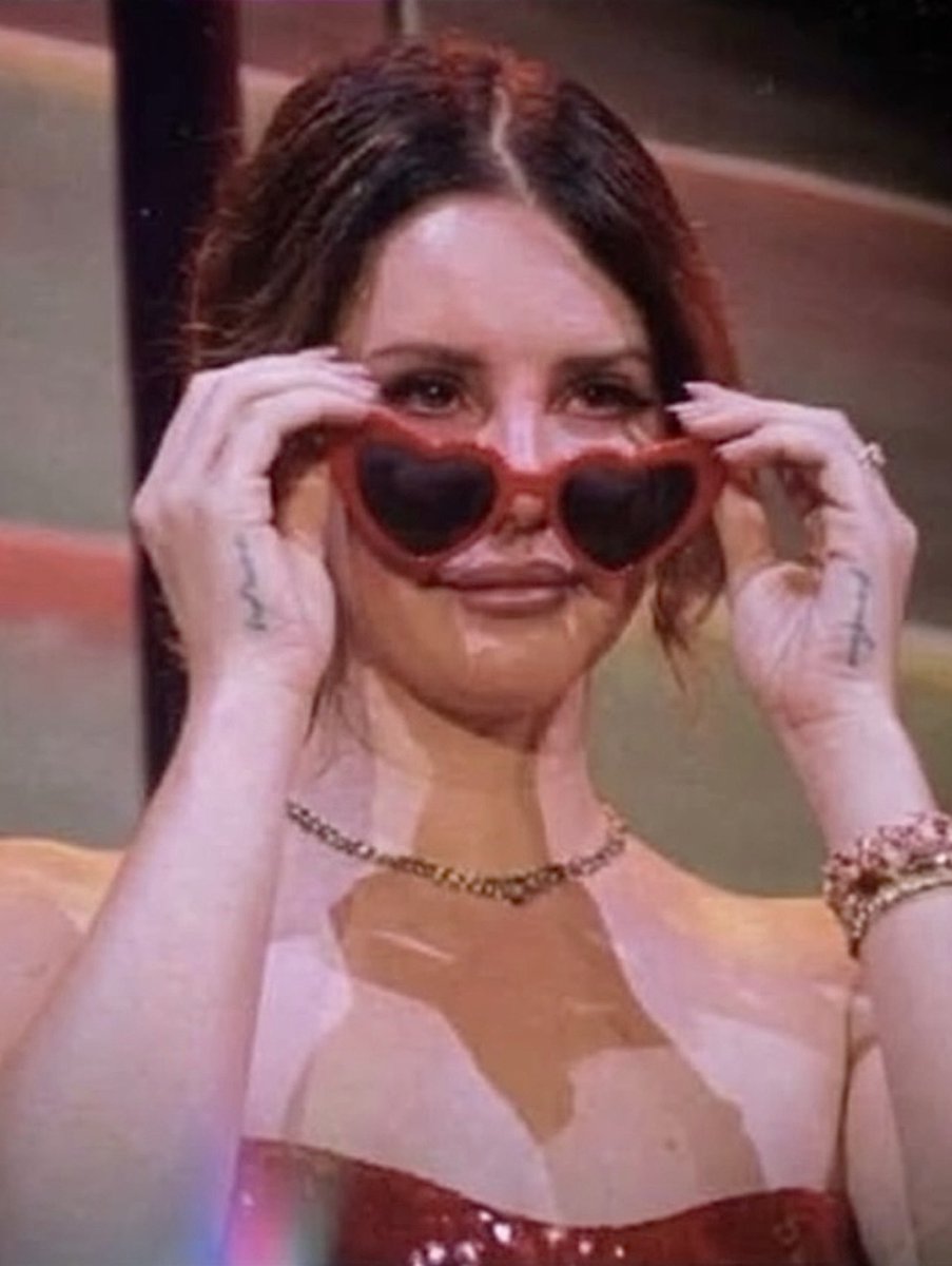sceneamourr's tweet photo. lana wearing heart sunglasses tonight ❤️‍🔥 https://t.co/4rBi9H1Nto