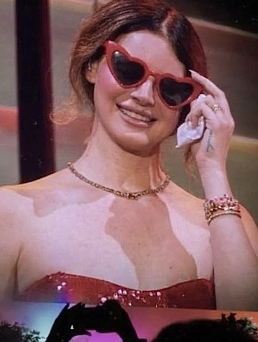 sceneamourr's tweet photo. lana wearing heart sunglasses tonight ❤️‍🔥 https://t.co/4rBi9H1Nto