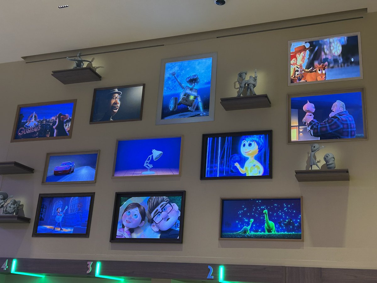 LetsWatchMagic's tweet photo. Let’s be honest: Disney Wonders is no wonder… the only fun thing are these screens https://t.co/CMXE1W9wAE