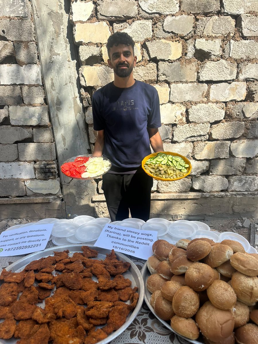 punto360tr's tweet photo. Gazze’de bir aile, tüm zorluklara rağmen evde hazırladıkları burgerleri çocuklara dağıtarak yüzlerini güldürdü. https://t.co/29fOsuue7L