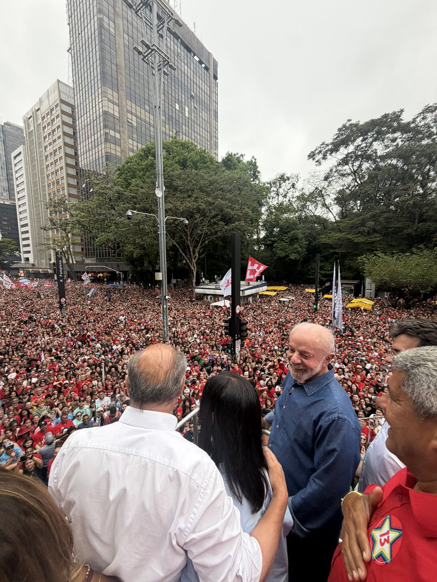 geraldoalckmin's tweet photo. Foi histórico. Obrigado, Avenida Paulista. Esse jogo vai virar pelo Brasil que protege, produz e prospera. A mudança é @LulaOficial presidente! https://t.co/VL2BXRiYcB