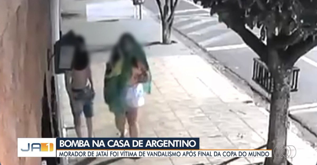 Demkit_'s tweet photo. Nunca he sido fan de como la gente trata a los peruanos y tampoco lo he apoyado nunca. Pero no puedes comparar estás situaciones cuando lo peor que le decían al peruano promedio es "feo/comepalomas" mientras qué lo más ligero que se tuvo que aguantar un argentino es esto: https://t.co/uBiTJLU0zc