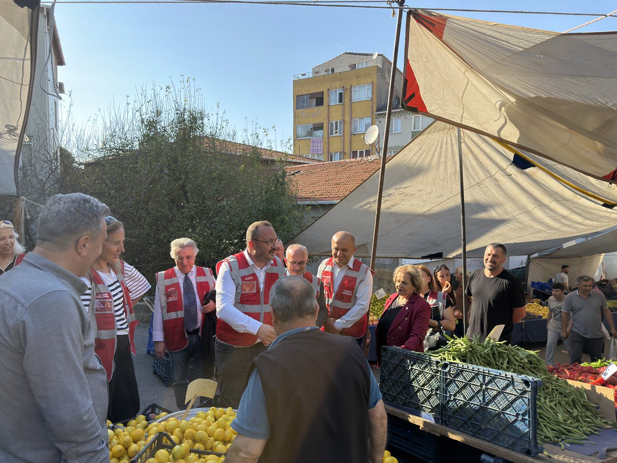 Chp_Maltepe1's tweet photo. Başıbüyük Mahallemizde esnafımızı ve pazarımızı ziyaret ederek komşularımızla bir araya geldik. Esnafımızla sohbet ettik, hal hatır sorduk, sorunlarını ve taleplerini dinledik. https://t.co/9de9q3ahr6
