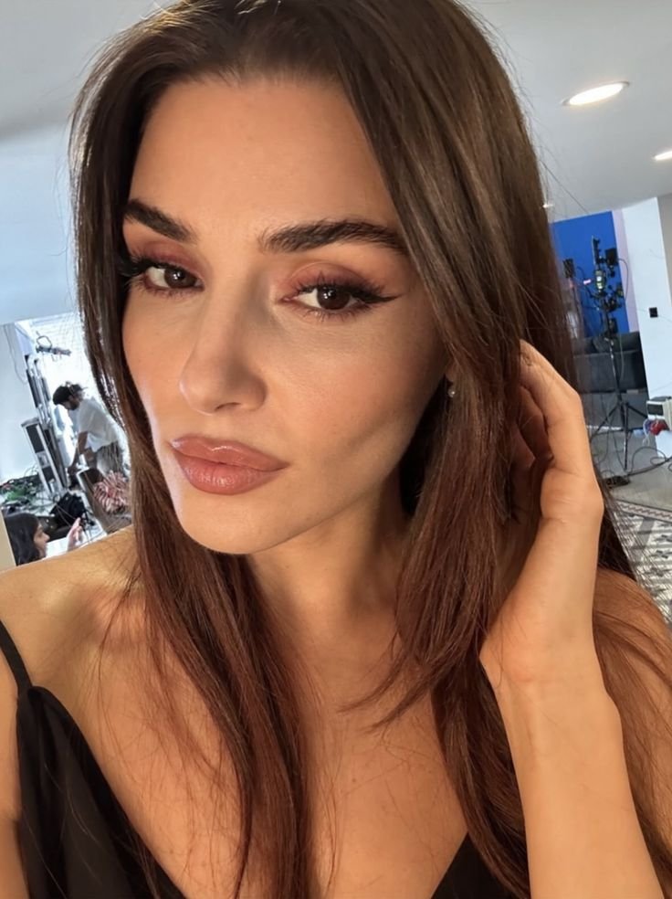 yeniyildizgelio's tweet photo. O sırada doğduğundan beri eyelinersiz gezmeyen Hande Erçel🤎 https://t.co/NLBVa6DpbM